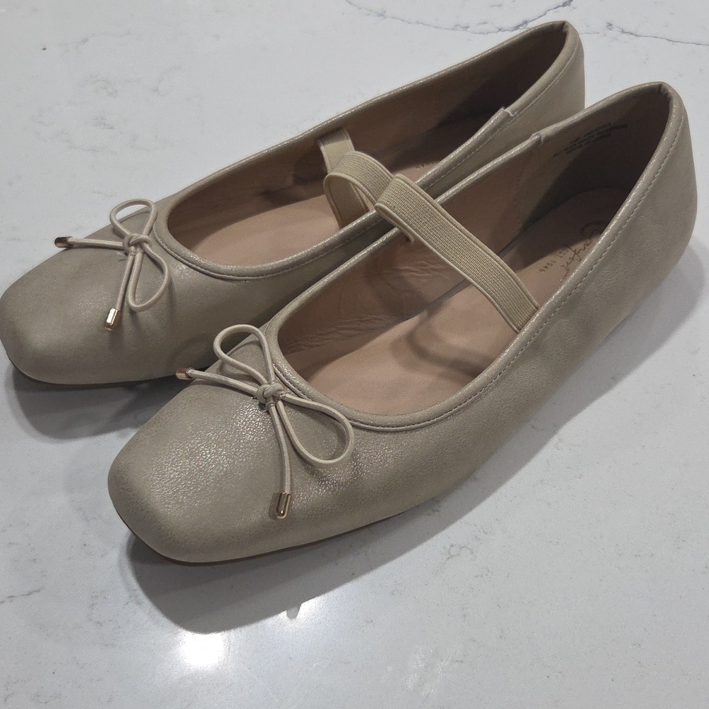 Elegant Cream Ballet Flats Sz10m Pre-owned Mark On Right Shoe As Shown In Pictur
